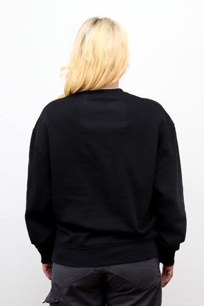 Sweatshirt der Firma Sedlmayer in schwarz getragen von einer blonden frau