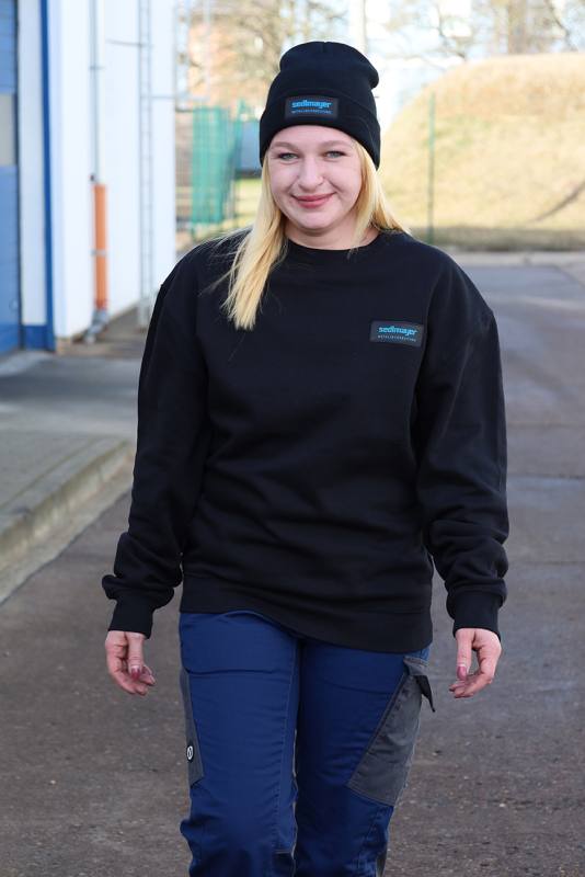sweatshirt der Firma Sedlmayer in schwarz getragen von einer blonden frau