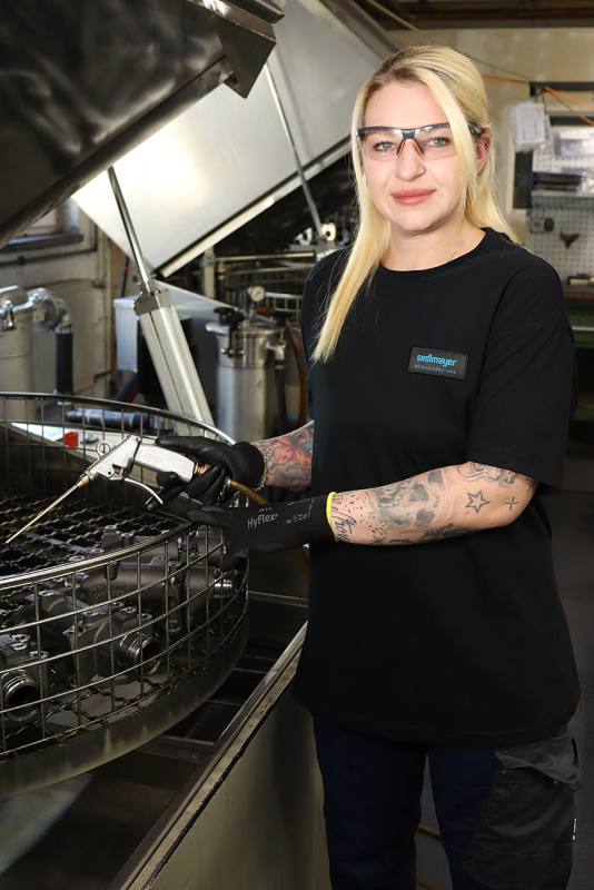 T-Shirt der Firma Sedlmayer in schwarz getragen von einer blonden frau